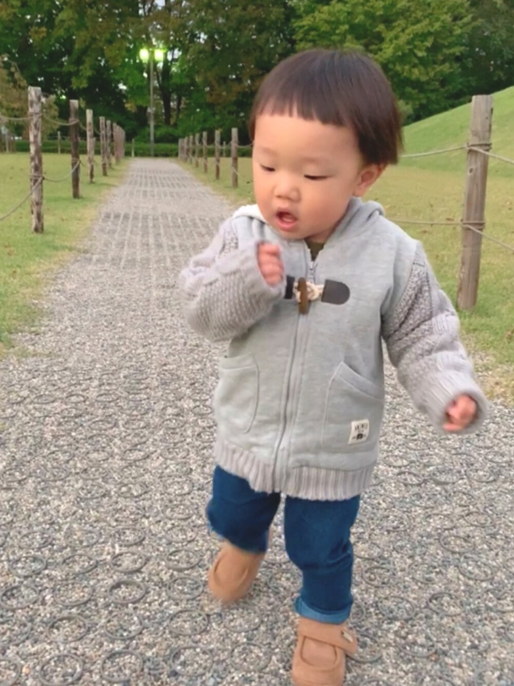 「男の子、男の子コーデ、1歳、1歳6ヶ月」｜「no brandのアイテム（パーカー、グレー系）」を使った、きいちさん（メンズ・80cm）の秋コーディネートの1枚目の写真
