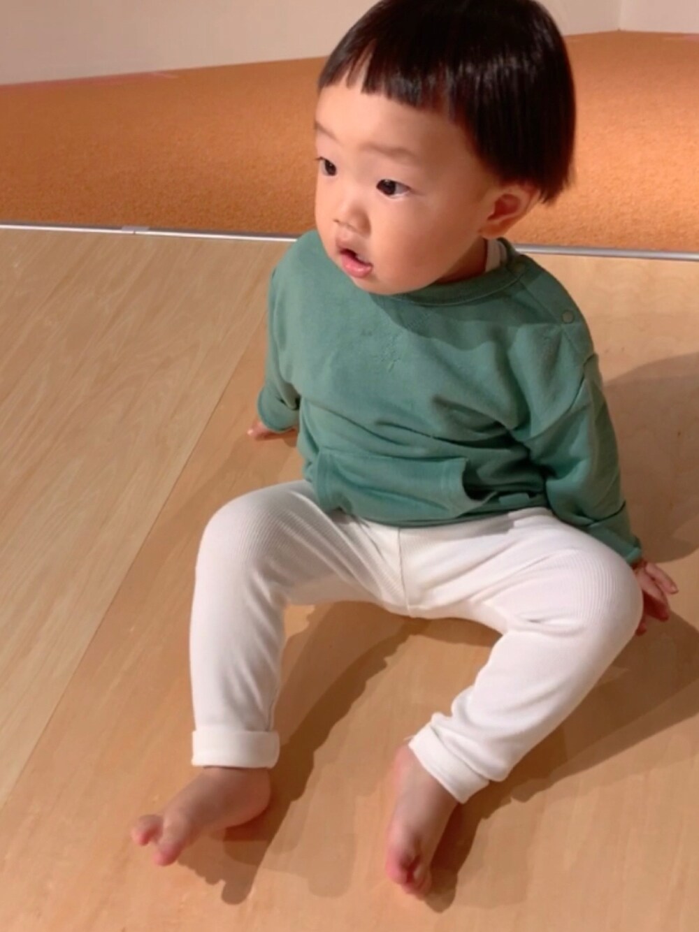 「男の子、男の子コーデ、1歳、1歳6ヶ月、シンプルコーデ」｜「SUNDAYS SUNのアイテム（スウェット、グリーン系）」を使った、きいちさん（メンズ・80cm）の秋コーディネートの1枚目の写真