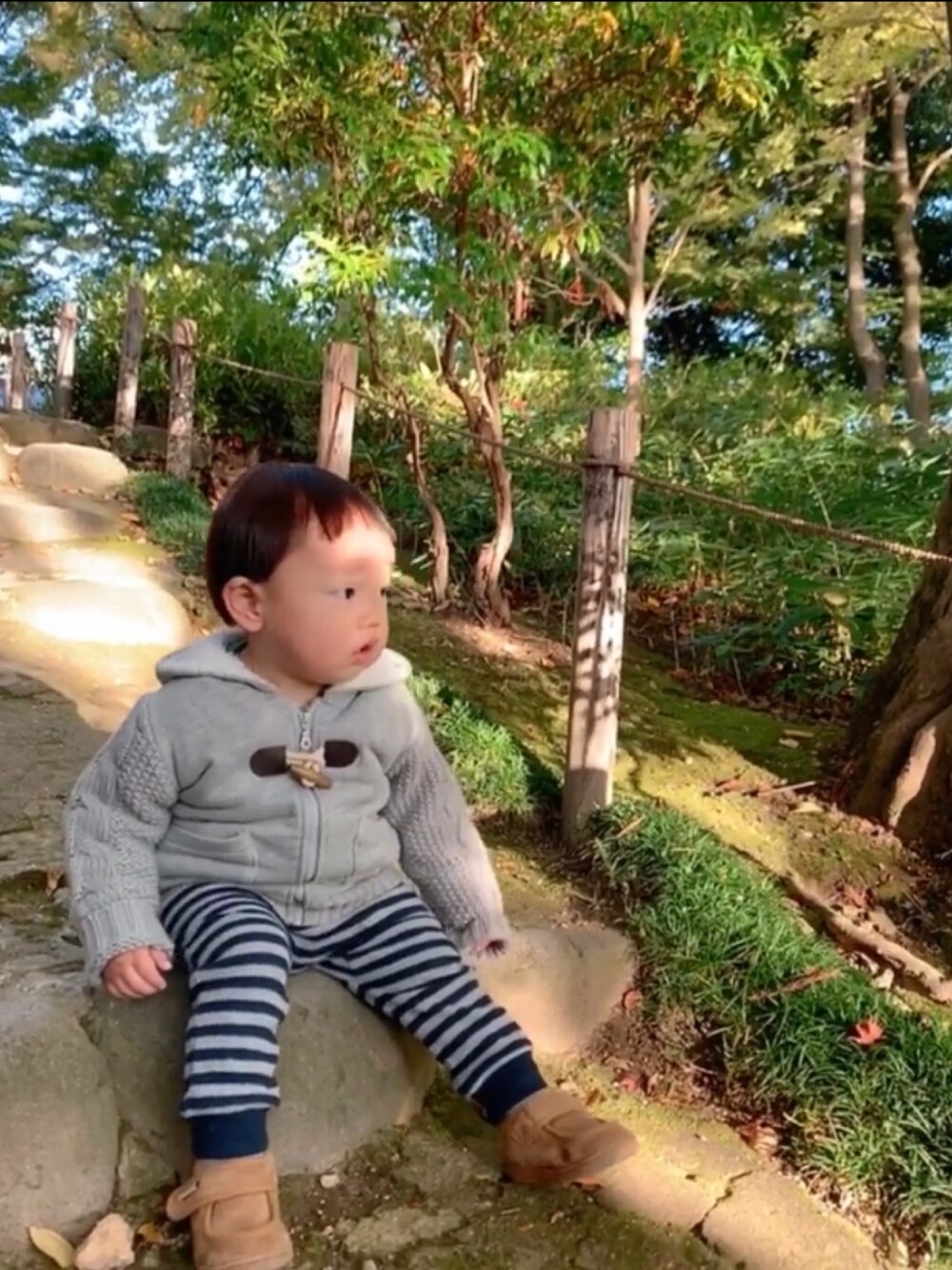 「男の子、男の子コーデ、おとこのこ、1歳、1歳7ヶ月、秋のコーデ」｜「no brandのアイテム（パーカー、グレー系）」を使った、きいちさん（メンズ・80cm）の秋コーディネートの1枚目の写真