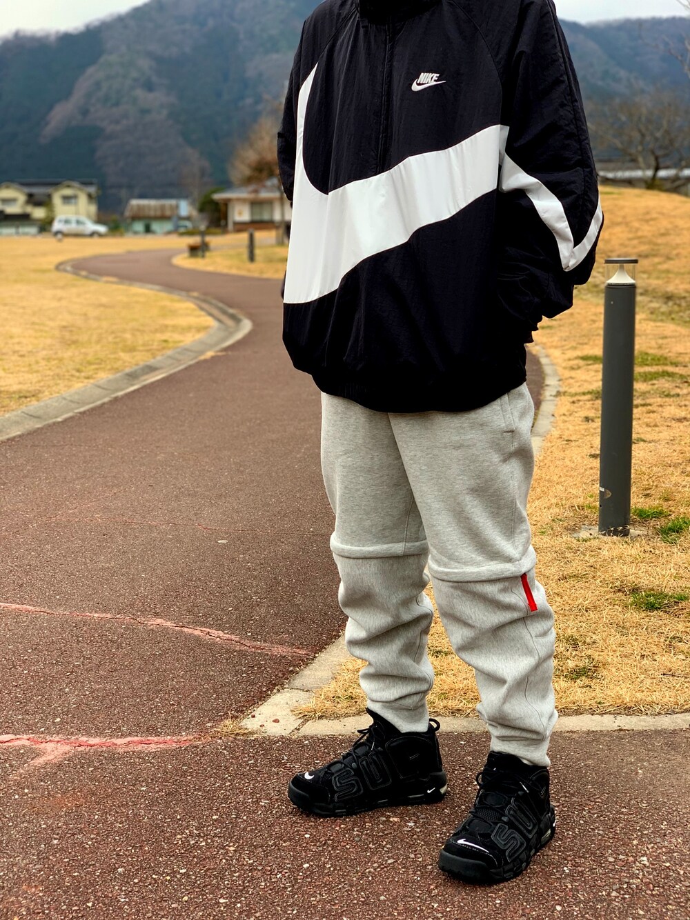 「秋冬コーデ、ストリート、黒スニーカー、スニーカー、お洒落さんとつながりたい、モード、supreme、NIKE、ナイキ、ストリートコーデ」｜「NIKEのアイテム（その他パンツ、グレー系）」を使った、yüさん（メンズ・165cm）の冬コーディネートの1枚目の写真