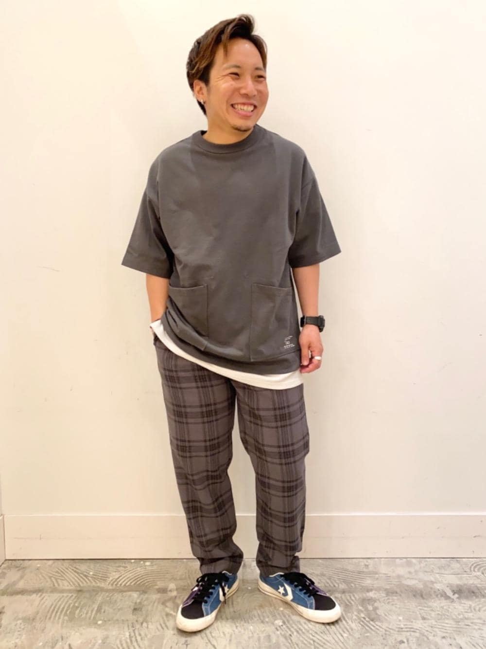 「スニーカーコーデ、ベーシックカラー、モノトーンコーデ、USAコットン、初夏コーデ、低身長こーで、涼しくて軽い「涼・軽パンツ」、おしゃれに快適に！機能性素材、coen Tシャツコレクション2021」｜「coenのポリトロチェックイージーパンツ（スラックス、グレー系）」を使った、coenたぐちさん（メンズ・157cm）の夏コーディネートの1枚目の写真