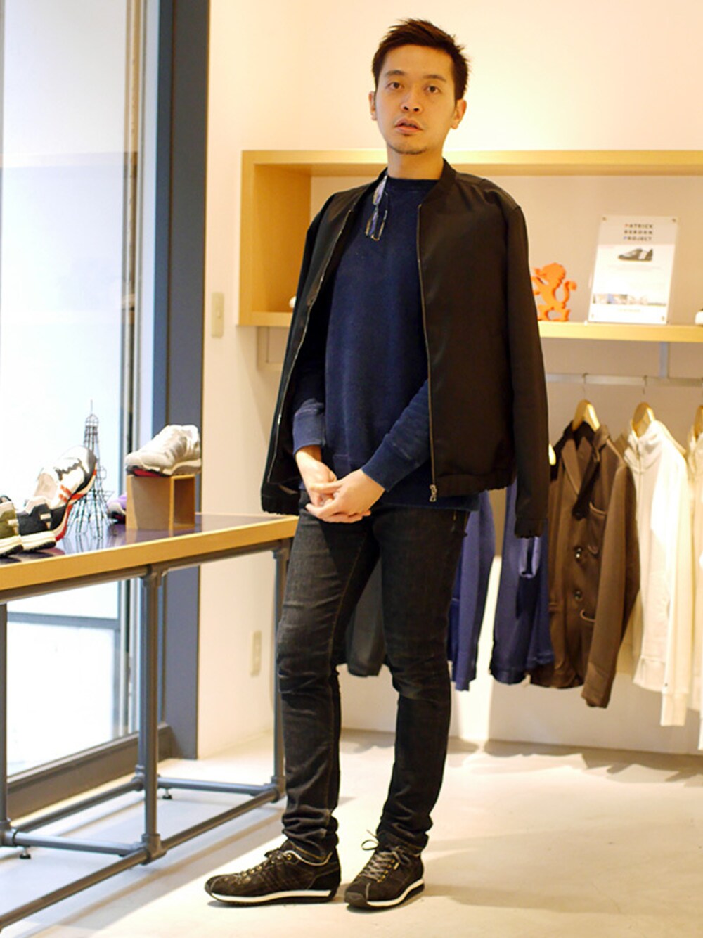 ブラック系のスニーカーを着用したメンズの冬コーディネートの1枚目の写真