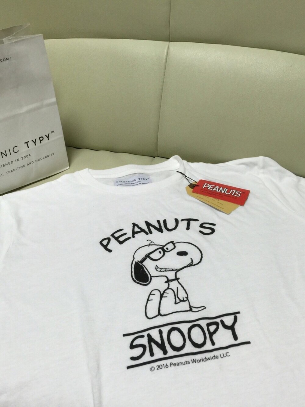 ホワイト系のTシャツ/カットソーを着用したメンズの秋コーディネートの1枚目の写真