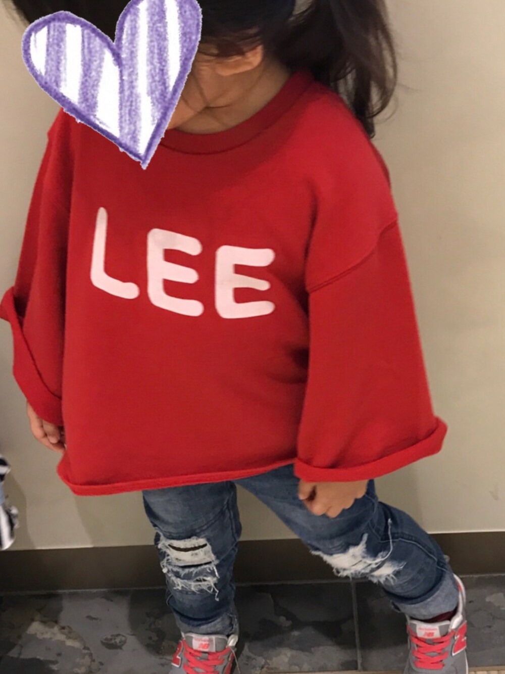 「LEE、赤、ちびっこ」｜「apres les coursのアイテム（Tシャツ/カットソー、レッド系）」を使った、emiiさん（レディース・165cm）の秋コーディネートの1枚目の写真