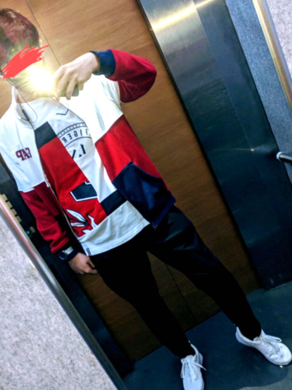 「休日スタイル、ストリート、ユニクロ、いいね、save、フォローお願いします🤑、お洒落さんとつながりたい」｜「GAPのGapロゴ カラーブロックファスナー付きスウェットシャツ（ジャージ、レッド系）」を使った、kau!n/tommy skさん（メンズ・181cm）の秋コーディネートの1枚目の写真