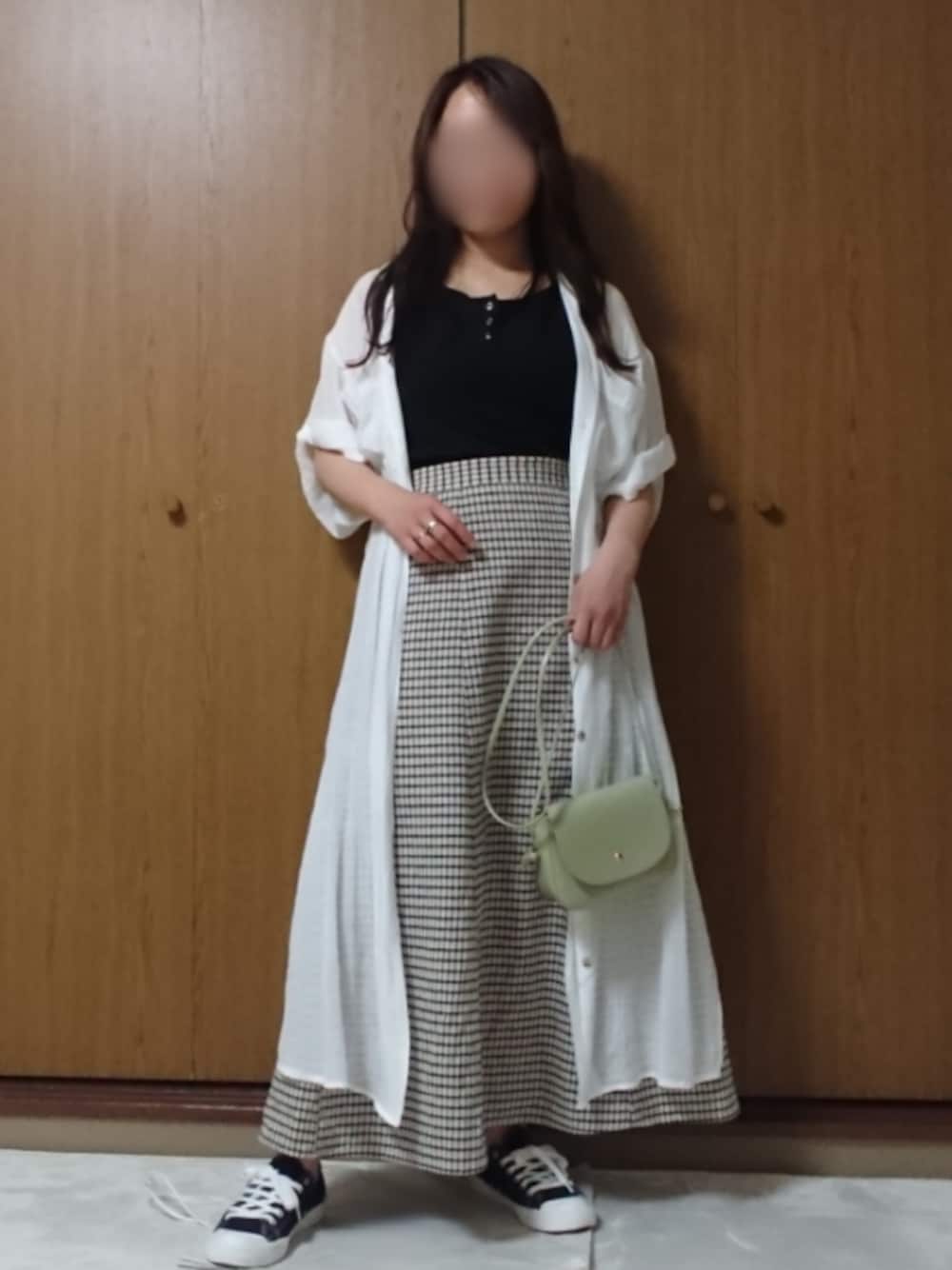 その他のスカート、ホワイト系のシャツワンピース、グリーン系のショルダーバッグを着用したレディースの夏コーディネートの1枚目の写真