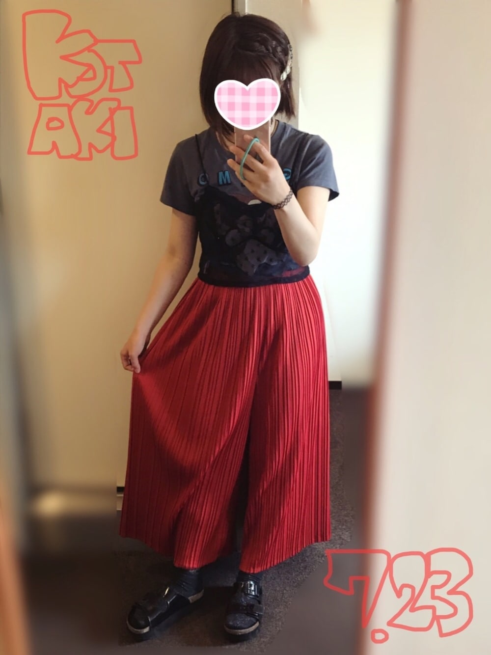 グレー系のTシャツ/カットソー、ホワイト系のTシャツ/カットソー、レッド系のパンツを着用したレディースの夏コーディネートの1枚目の写真