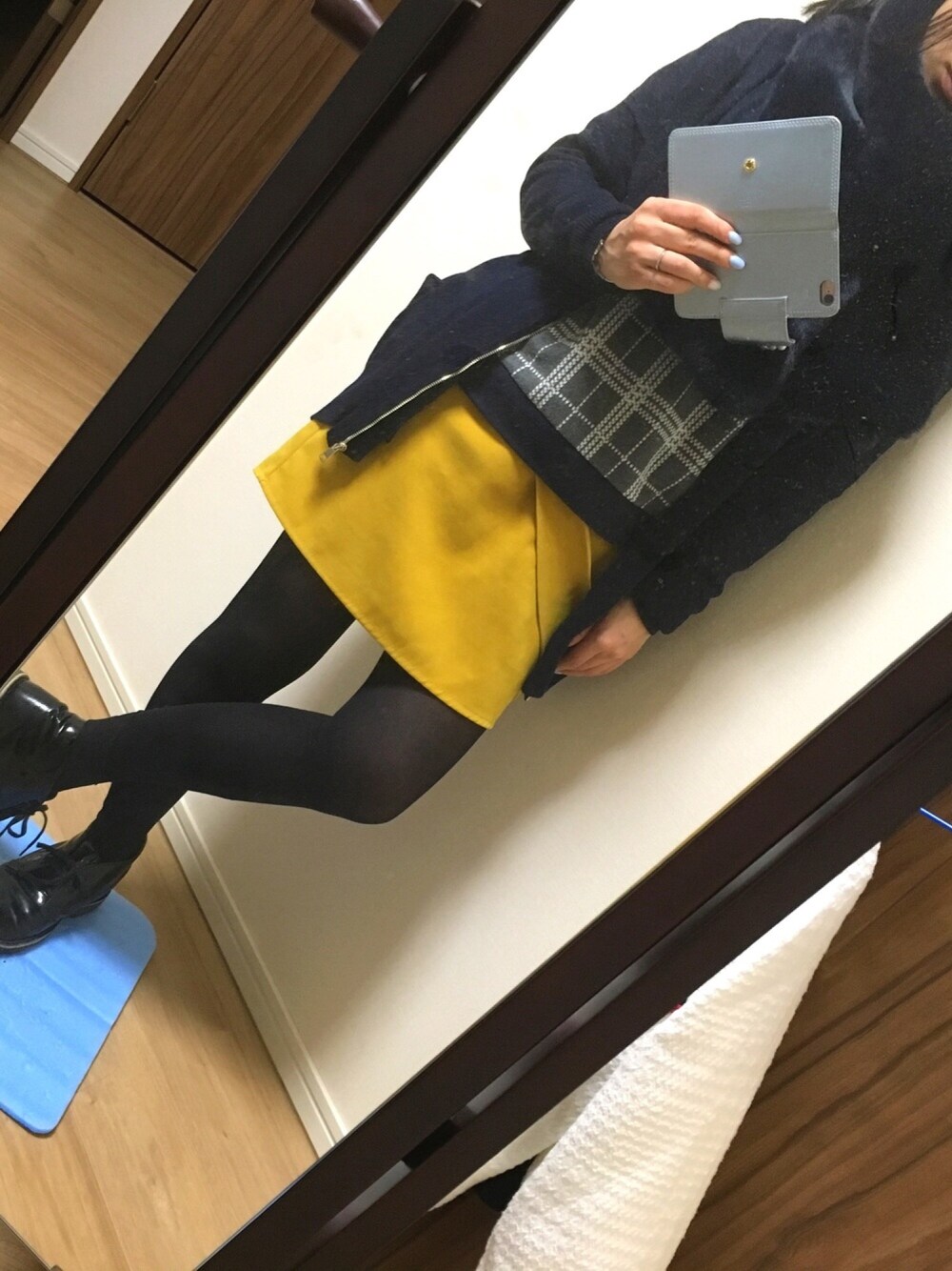 イエロー系のスカート、グレー系のスウェット、ブルー系のカーディガン/ボレロを着用したレディースの冬コーディネートの1枚目の写真