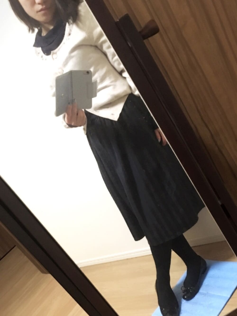 グリーン系のスカート、ブルー系のシャツ/ブラウス、ベージュ系のカーディガン/ボレロを着用したレディースの春コーディネートの1枚目の写真