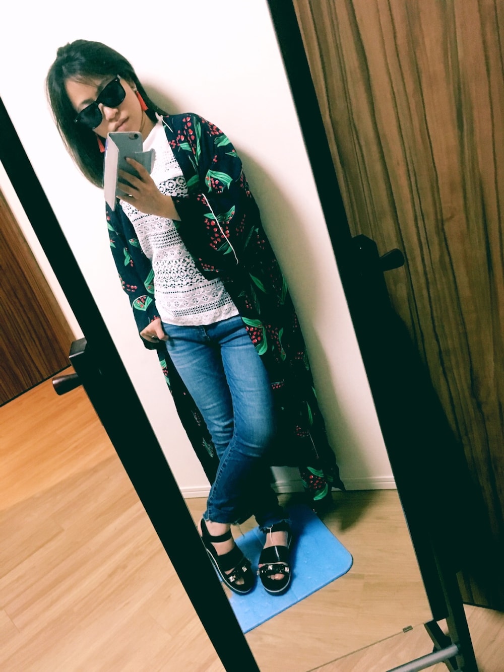 ホワイト系のTシャツ/カットソー、ブルー系のその他アウター、ブルー系のデニムパンツを着用したレディースの春コーディネートの1枚目の写真