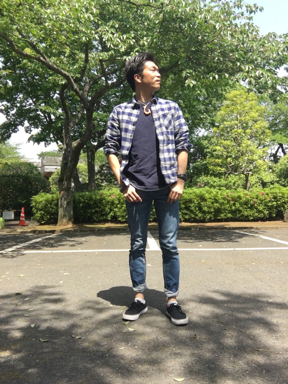 「ロールアップ、スキニーデニム、チェックシャツ、シャツスタイル、大人カジュアル、アパレルスタッフ、フォローミー、フォロー返します、淡色デニム、Tシャツ」｜「Quiksilverのアイテム（Tシャツ/カットソー、ブルー系）」を使った、TaKa.K(相互フォロー)さん（メンズ・171cm）の春コーディネートの1枚目の写真