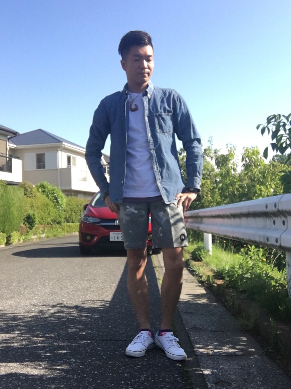 「大人カジュアル、ボードショーツ、デニムシャツ、白Tシャツ、白スニーカー、サーフスタイル、フォロー返します、夏コーデ、いいね、save、フォローお願いします🤑、カルフォルニア」｜「Quiksilverのアイテム（Tシャツ/カットソー、ホワイト系）」を使った、TaKa.K(相互フォロー)さん（メンズ・171cm）の春コーディネートの1枚目の写真