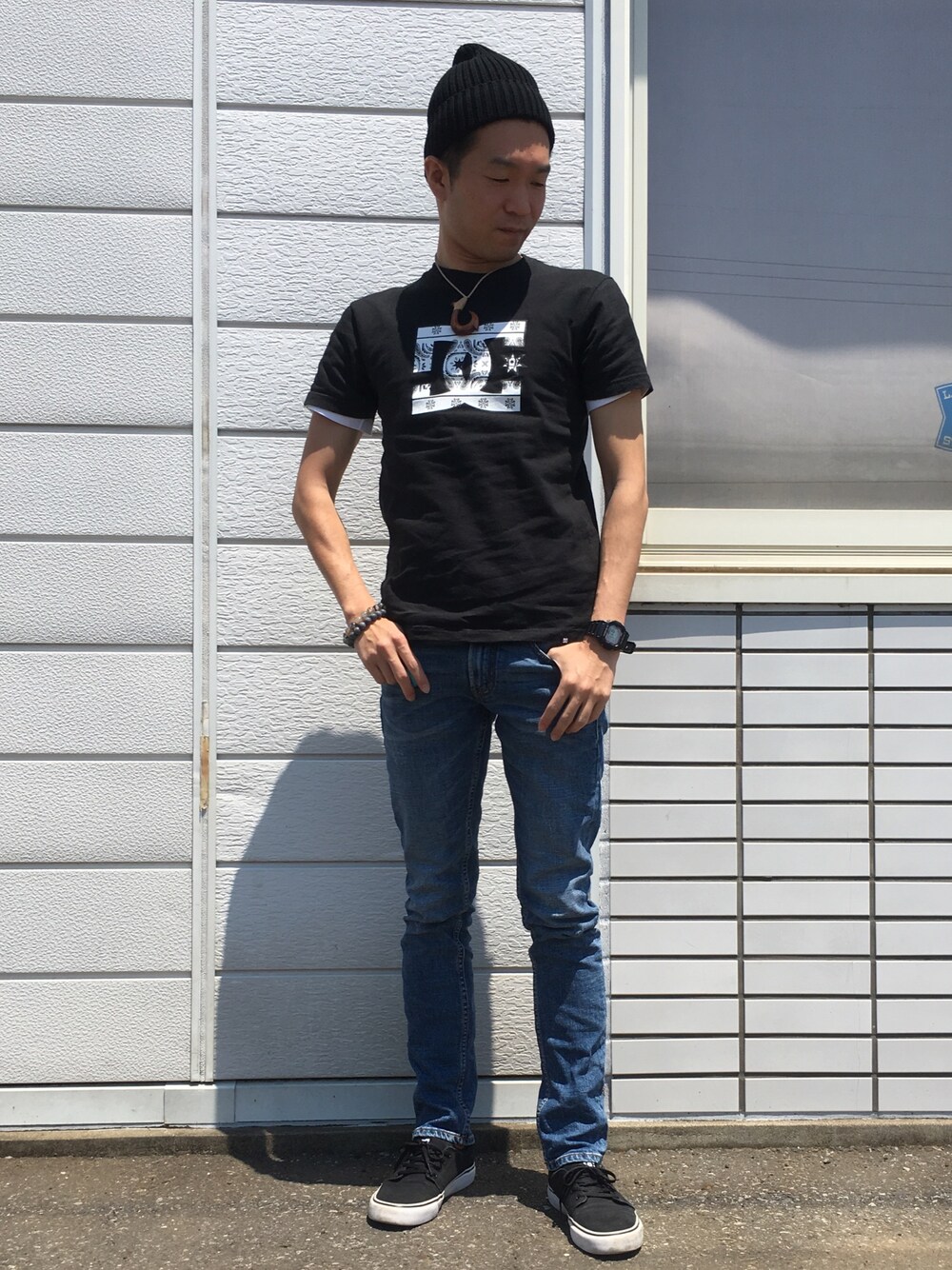 「おしゃれさんと繋がりたい、黒、ビーニー、デニムパンツ、大人カジュアル、いいね、save、フォローお願いします🤑、相互フォロー、アラサー、スケートスタイル、サーフスタイル」｜「DCのアイテム（Tシャツ/カットソー、ブラック系）」を使った、TaKa.K(相互フォロー)さん（メンズ・171cm）の春コーディネートの1枚目の写真