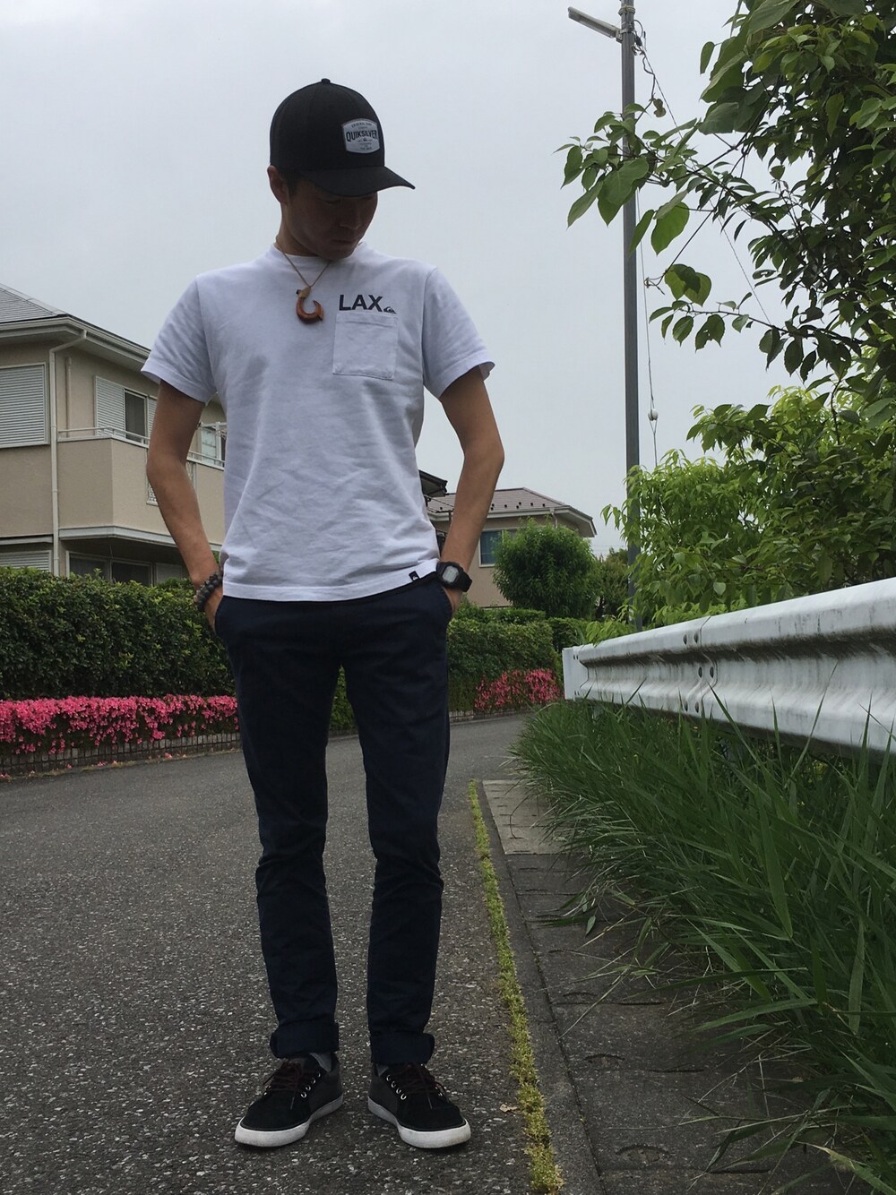 「オトナカジュアル、モノトーン、スポーツミックス、カジュアルコーデ、シンプルコーデ、フォロー返します、相互フォロー、サーフィン、大人サーフ、キャップ」｜「Quiksilverのアイテム（Tシャツ/カットソー、ホワイト系）」を使った、TaKa.K(相互フォロー)さん（メンズ・171cm）の春コーディネートの1枚目の写真