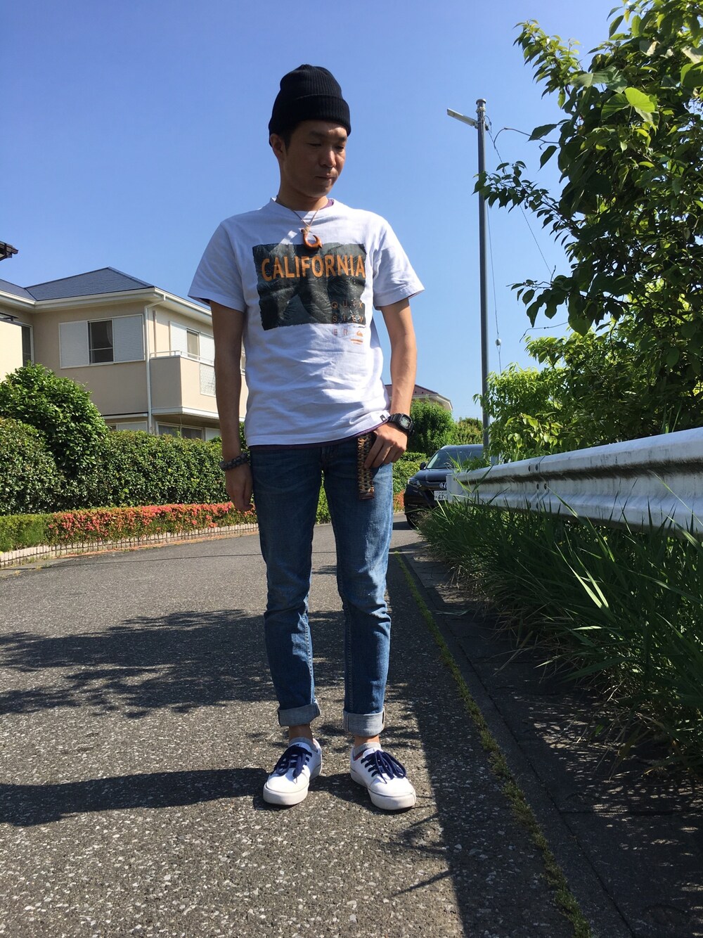 「お洒落さんとつながりたい、カジュアル、相互フォロー、サマービーニー、グラフィックＴ、ロールアップ、サーフスタイル、スニーカーコーデ、アラサー、休日スタイル」｜「Quiksilverのアイテム（Tシャツ/カットソー、ホワイト系）」を使った、TaKa.K(相互フォロー)さん（メンズ・171cm）の夏コーディネートの1枚目の写真