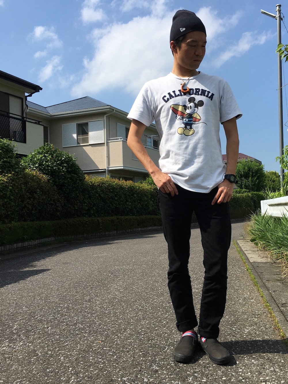 「ミッキーT、モノトーンコーデ、相互フォロー、いいね、save、フォローお願いします🤑、休日スタイル、大人カジュアル、ミッキー、30代、おじさん、ビーニー」｜「Disneyのアイテム（Tシャツ/カットソー、ホワイト系）」を使った、TaKa.K(相互フォロー)さん（メンズ・171cm）の夏コーディネートの1枚目の写真