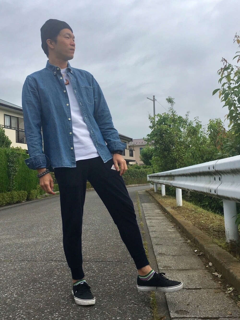 「大人カジュアル、スウェットパンツ、カジュアル、アンクルパンツ、ニット帽、シャツスタイル、相互フォロー、スニーカー、デニムシャツ、スケシュー」｜「Quiksilverのアイテム（Tシャツ/カットソー、ホワイト系）」を使った、TaKa.K(相互フォロー)さん（メンズ・171cm）の夏コーディネートの1枚目の写真