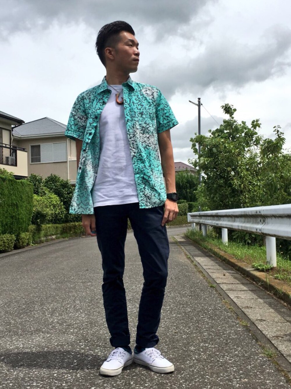 「柄シャツ、チノパン、白Tシャツ、白スニーカー、胸ポケT、チョコミント、相互フォロー、リゾートスタイル、サーフスタイル、大人カジュアル」｜「Quiksilverのアイテム（Tシャツ/カットソー、ホワイト系）」を使った、TaKa.K(相互フォロー)さん（メンズ・171cm）の夏コーディネートの1枚目の写真