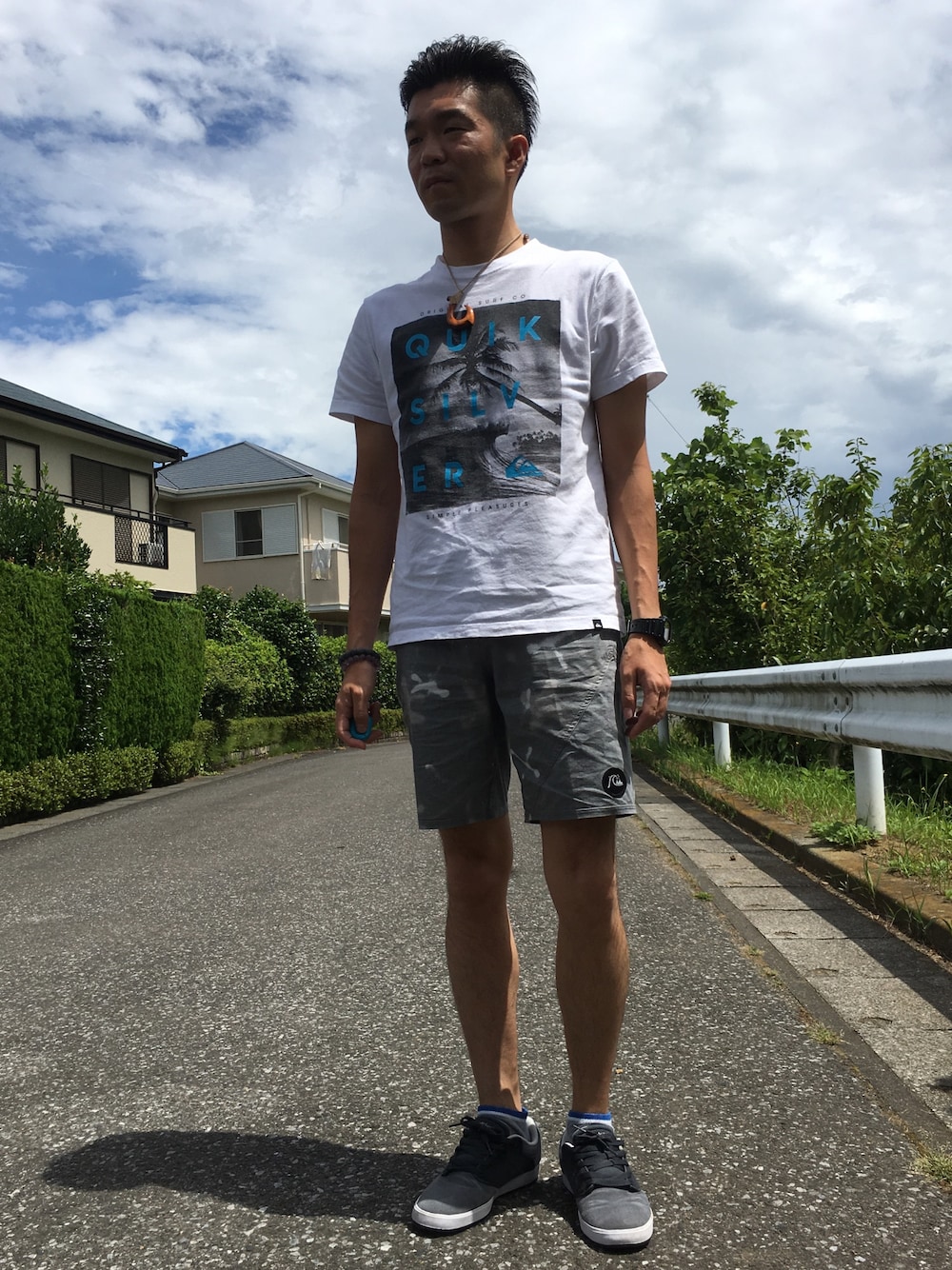 「白×グレー、ボードショーツ、フォトT、グレースニーカー、スポーツミックス、ラクチンコーデ、いいね、save、フォローお願いします🤑、フォロバ100％、相互フォロー、サーフスタイル」｜「Quiksilverのアイテム（Tシャツ/カットソー、ホワイト系）」を使った、TaKa.K(相互フォロー)さん（メンズ・171cm）の夏コーディネートの1枚目の写真