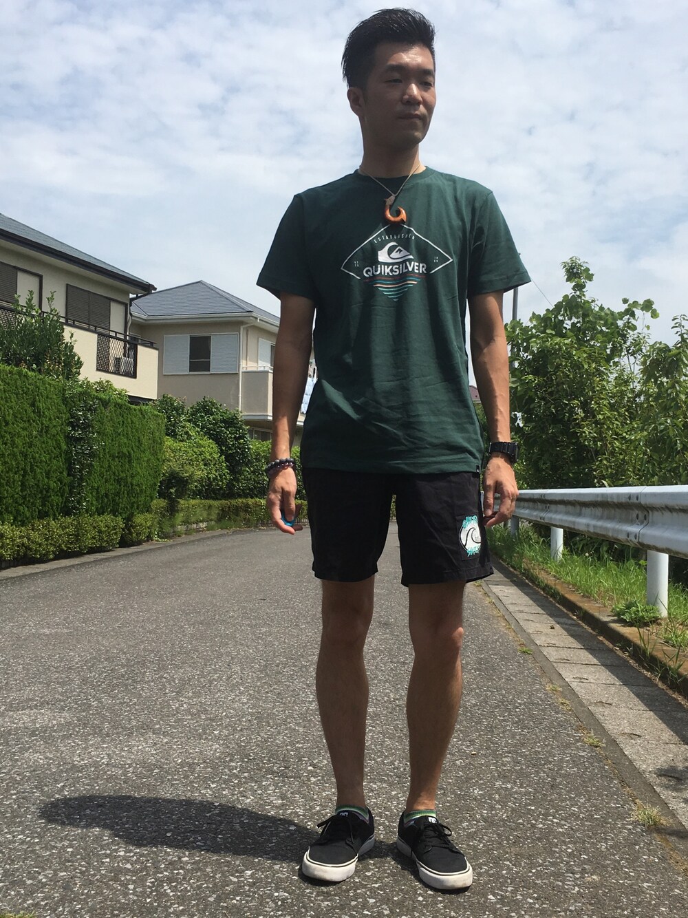 「ボードショーツ、Tシャツ、サーフスタイル、アウトドアスタイル、ハーフパンツ、カジュアル、相互フォロー、フォロバ、大人サーフ、暑い」｜「Quiksilverのアイテム（Tシャツ/カットソー、グリーン系）」を使った、TaKa.K(相互フォロー)さん（メンズ・171cm）の夏コーディネートの1枚目の写真