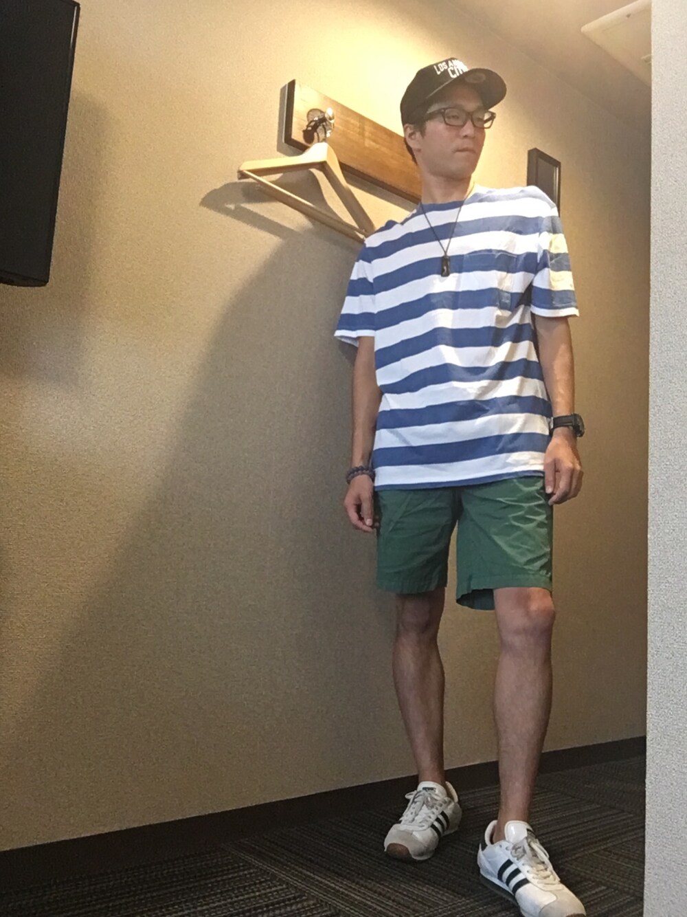 「メガネ男子、夏、ショートパンツ、スニーカー、カジュアルコーデ、ボーダーTシャツ、capコーデ、アラサー男子、今日のコーデ、帽子×メガネ」｜「H&Mのアイテム（Tシャツ/カットソー、ブルー系）」を使った、TaKa.K(相互フォロー)さん（メンズ・171cm）の夏コーディネートの1枚目の写真