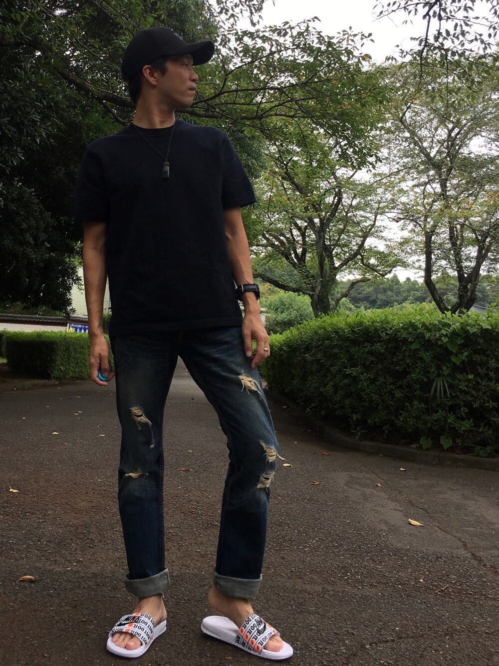 「ベナッシ、ユニクロ、サンダル、Tシャツ、デニムパンツ、クラッシュデニム、黒キャップ、相互フォロー、30代、NIKE」｜「UNIQLOのアイテム（Tシャツ/カットソー、ブルー系）」を使った、TaKa.K(相互フォロー)さん（メンズ・171cm）の夏コーディネートの1枚目の写真