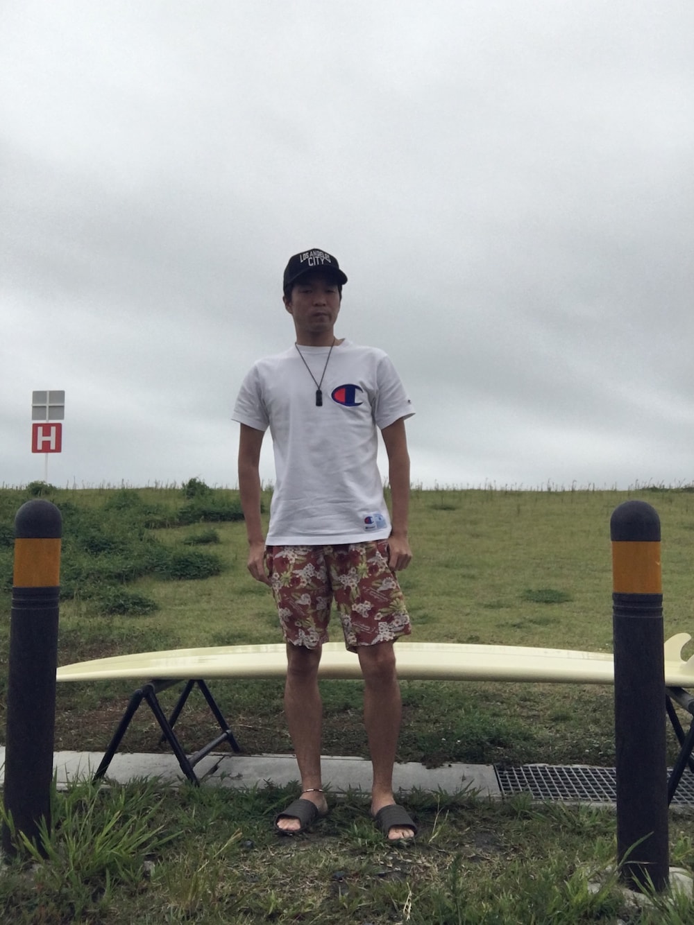 「サーフ、サーフスタイル、サーフィン、夏、チャンピオン、白Tシャツ、柄ショーツ、コーチジャケット、Champion、NEW ERA」｜「Championのアイテム（Tシャツ/カットソー、ホワイト系）」を使った、TaKa.K(相互フォロー)さん（メンズ・171cm）の夏コーディネートの1枚目の写真