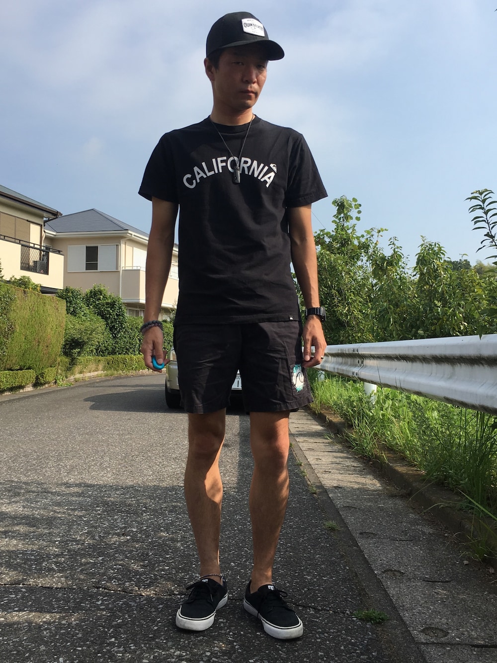 「オールブラック、ボードショーツ、黒キャップ、黒Tシャツ、30代コーデ、カジュアル、黒コーデ、ワンカラーコーデ、相互フォロー、サーフ」｜「Quiksilverのアイテム（Tシャツ/カットソー、ブラック系）」を使った、TaKa.K(相互フォロー)さん（メンズ・171cm）の夏コーディネートの1枚目の写真