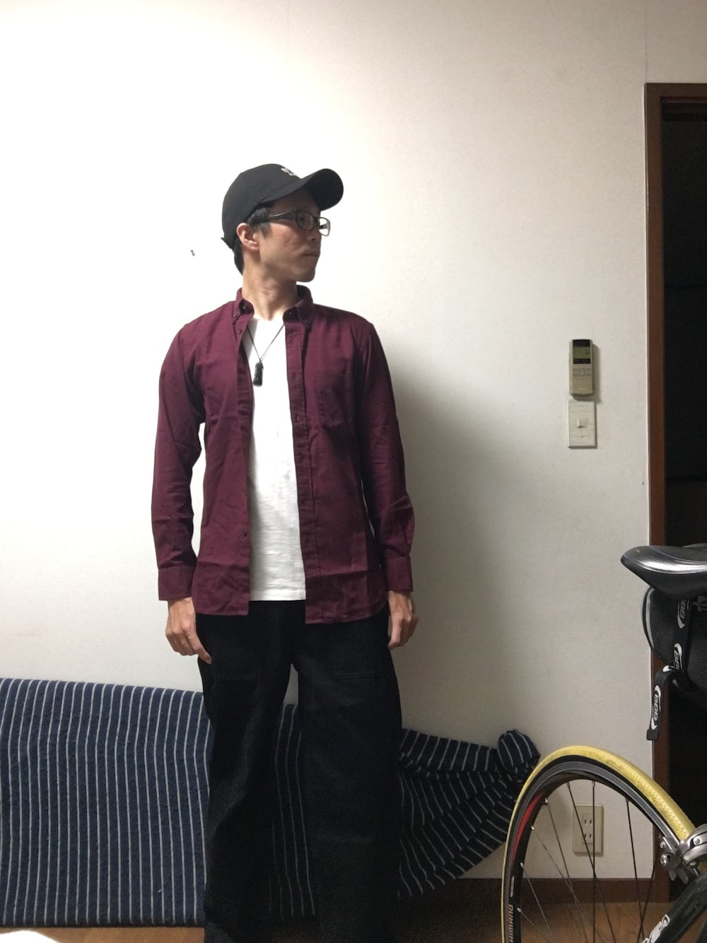 「きれいめカジュアル、ユニクロ、GU、ワイドパンツ、モノトーン+1、30代、プチプラコーデ、黒パンツ、ボルドーシャツ、相互フォロー」｜「UNIQLOのアイテム（Tシャツ/カットソー、ホワイト系）」を使った、TaKa.K(相互フォロー)さん（メンズ・171cm）の夏コーディネートの1枚目の写真