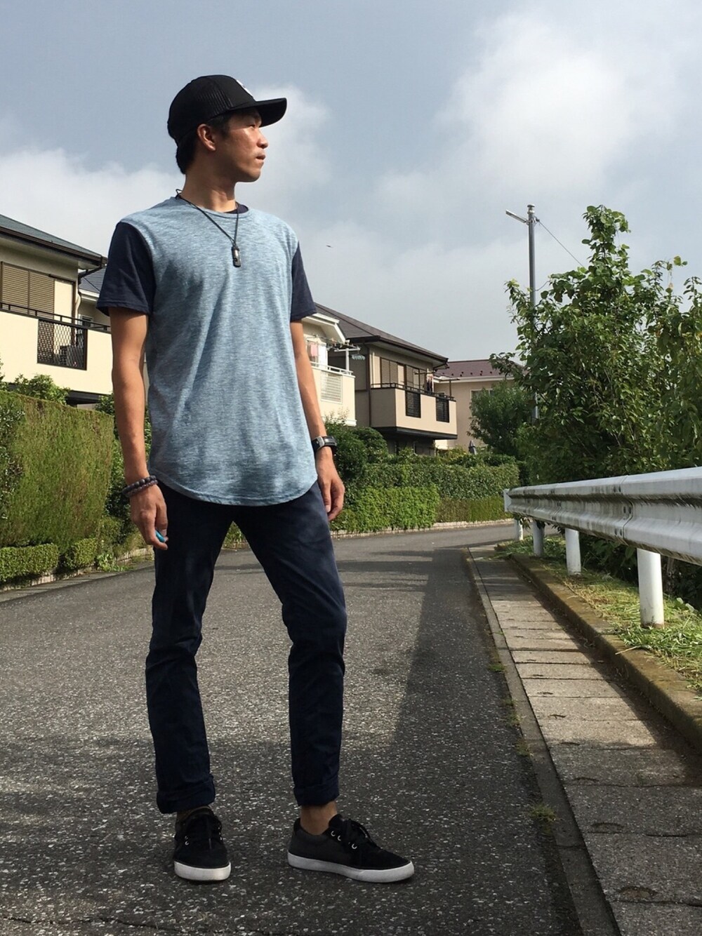 「大人カジュアル、ブルー×ブラック、キャップコーデ、スニーカーコーデ、チノパン、Tシャツ、ネイビー、カジュアルコーデ、相互フォロー、ゆるコーデ」｜「Quiksilverのアイテム（Tシャツ/カットソー、ブルー系）」を使った、TaKa.K(相互フォロー)さん（メンズ・171cm）の秋コーディネートの1枚目の写真