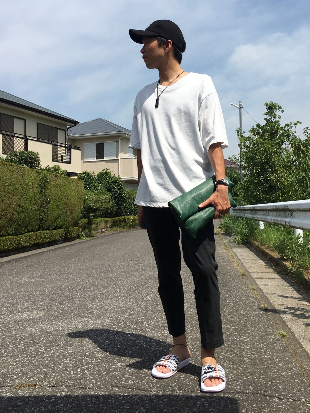 「白Tシャツ、ベナッシ、黒キャップ、クラッチバッグ、モノトーンコーデ、大人カジュアル、モノトーン、相互フォロー、アンクルパンツ、ビッグシルエット」｜「AZUL by moussyのアイテム（Tシャツ/カットソー、ホワイト系）」を使った、TaKa.K(相互フォロー)さん（メンズ・171cm）の秋コーディネートの1枚目の写真