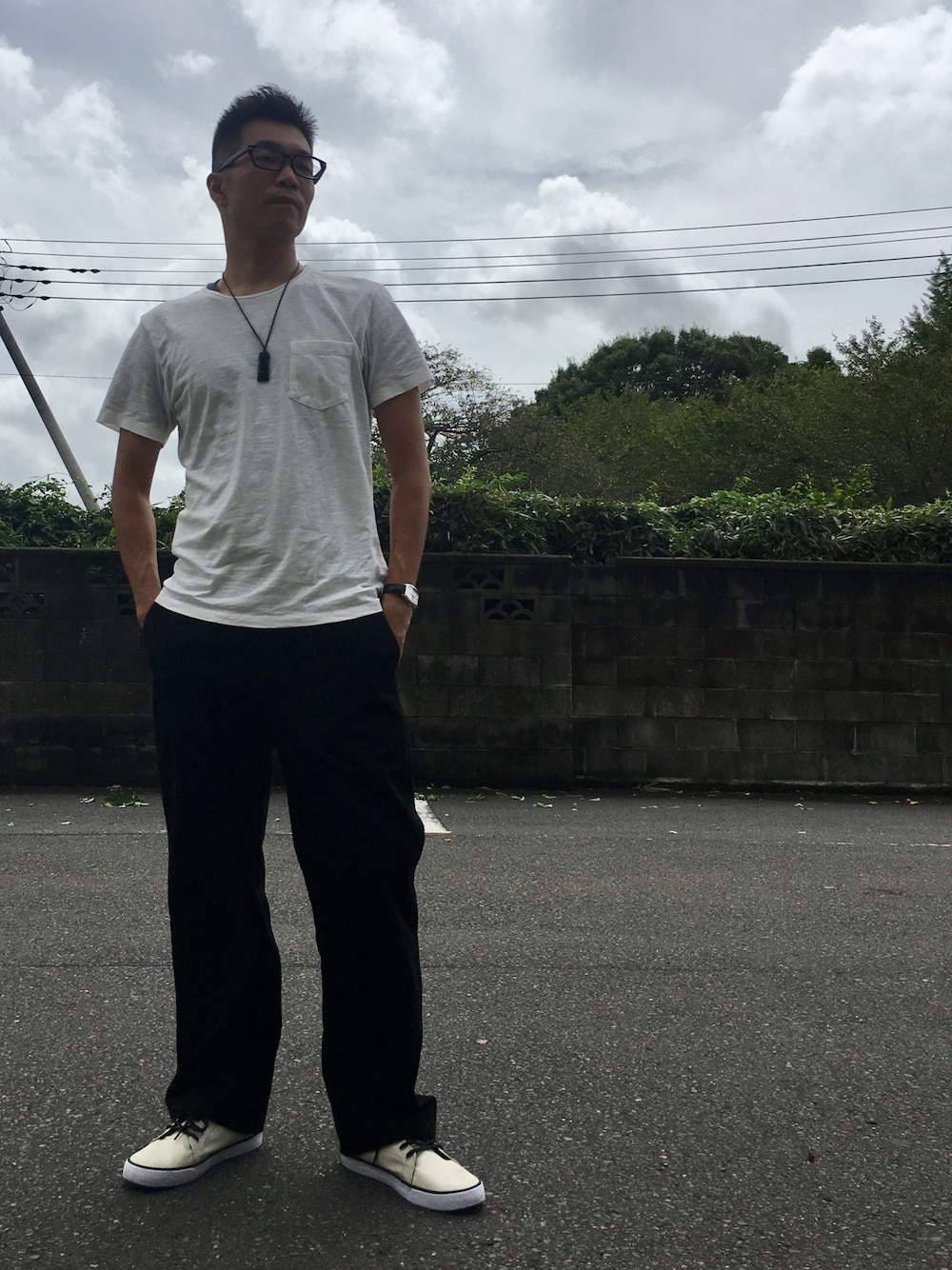 「ワイドパンツ、白Tシャツ、白黒コーデ、モノトーン、UNIQLO、GU、相互フォロー、オトナカジュアル、5000円以内コーデ、メガネ男子」｜「UNIQLOのアイテム（Tシャツ/カットソー、ホワイト系）」を使った、TaKa.K(相互フォロー)さん（メンズ・171cm）の秋コーディネートの1枚目の写真