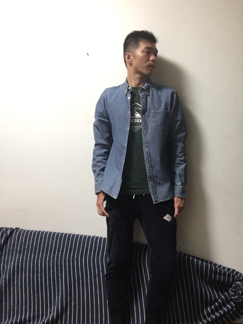 「秋服準備はじめました、スウェットパンツ、デニムシャツ、大人カジュアル、今日のコーデ、カジュアルコーデ、おしゃれさんと繋がりたい、相互フォロー、サーフスタイル、パイル」｜「Quiksilverのアイテム（Tシャツ/カットソー、グリーン系）」を使った、TaKa.K(相互フォロー)さん（メンズ・171cm）の秋コーディネートの1枚目の写真
