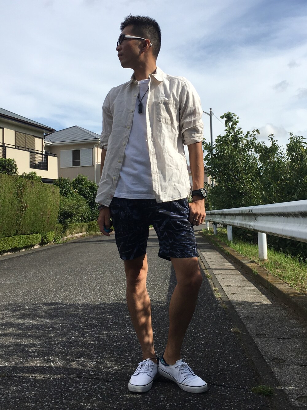 「ショートパンツ、カジュアルコーデ、白スニーカー、麻シャツ、白Tシャツ、メガネ男子、相互フォロー、夏の終わり、シャツコーデ、30代」｜「Quiksilverのアイテム（Tシャツ/カットソー、ホワイト系）」を使った、TaKa.K(相互フォロー)さん（メンズ・171cm）の秋コーディネートの1枚目の写真