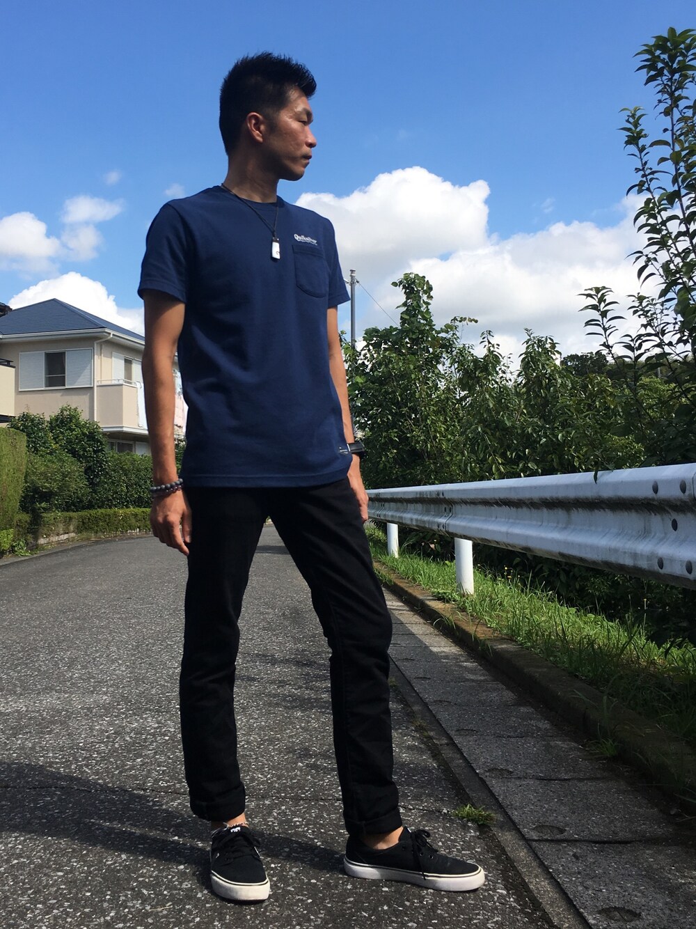 「ブラック、ブルー、スニーカーコーデ、Levi's、相互フォロー、ロールアップ、黒スキニー、サーフT、Tシャツ、カジュアルコーデ」｜「Quiksilverのアイテム（Tシャツ/カットソー、ブルー系）」を使った、TaKa.K(相互フォロー)さん（メンズ・171cm）の秋コーディネートの1枚目の写真