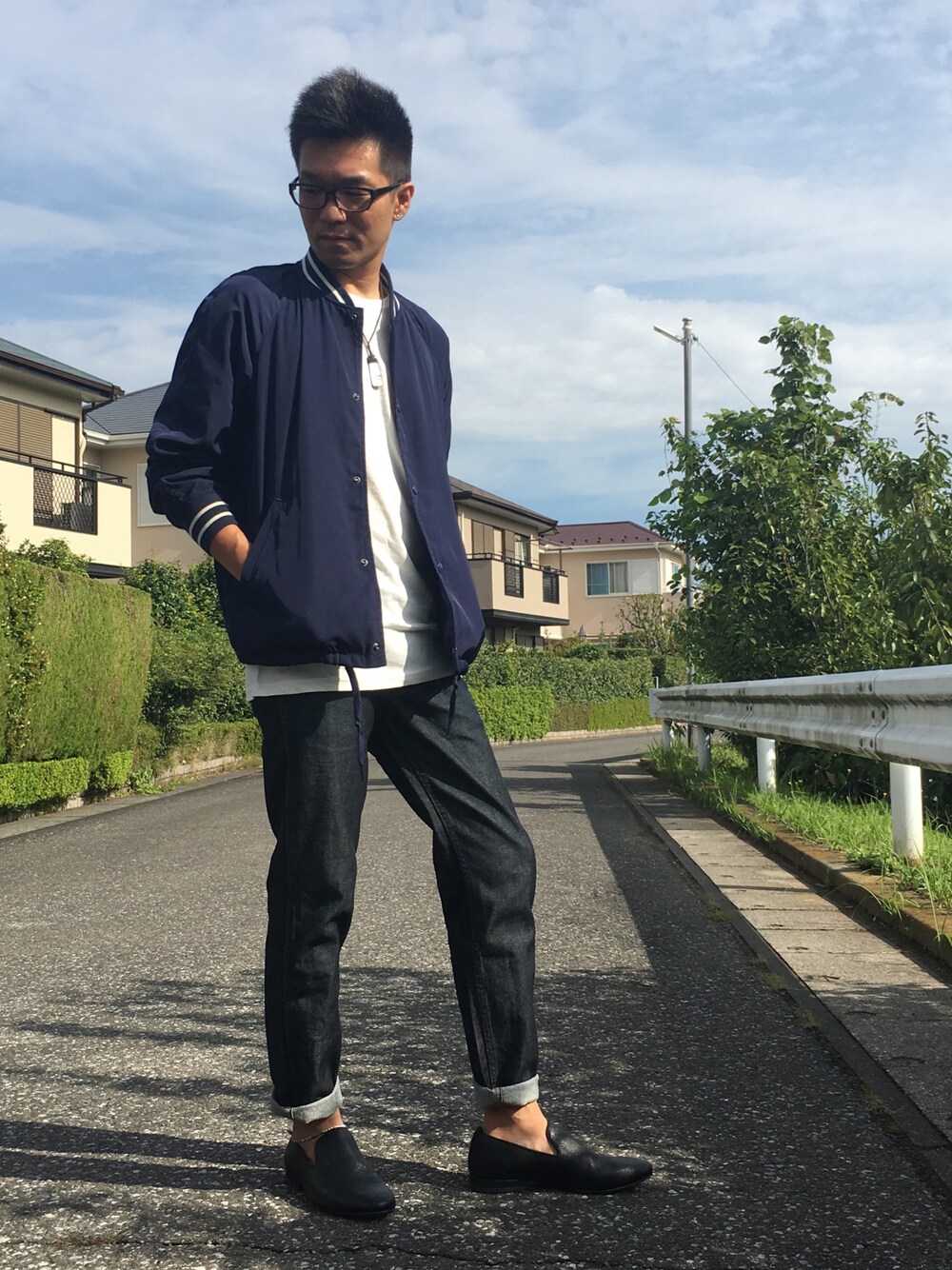 「GU、Levi's、スタジャン、デニムパンツ、秋コーデ、秋服準備はじめました、白Tシャツ、相互フォロー、スキニーデニム、ロールアップ」｜「Quiksilverのアイテム（Tシャツ/カットソー、ホワイト系）」を使った、TaKa.K(相互フォロー)さん（メンズ・171cm）の秋コーディネートの1枚目の写真