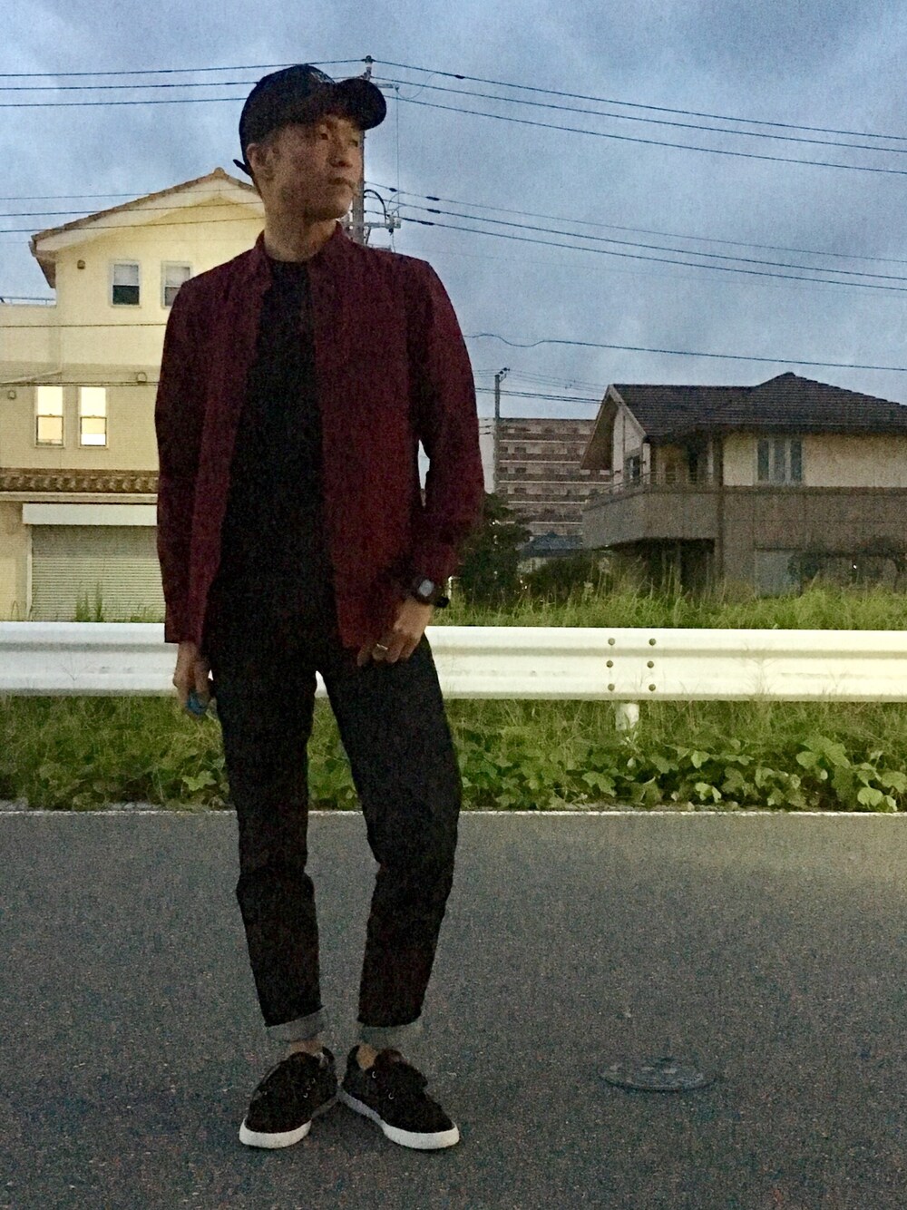 「ワインレッド、ボルドー、スキニーデニム、Levi's、UNIQLO、いいね、save、フォローお願いします🤑、スニーカー、相互フォロー、黒キャップ、シャツスタイル」｜「UNIQLOのアイテム（Tシャツ/カットソー、ブルー系）」を使った、TaKa.K(相互フォロー)さん（メンズ・171cm）の秋コーディネートの1枚目の写真