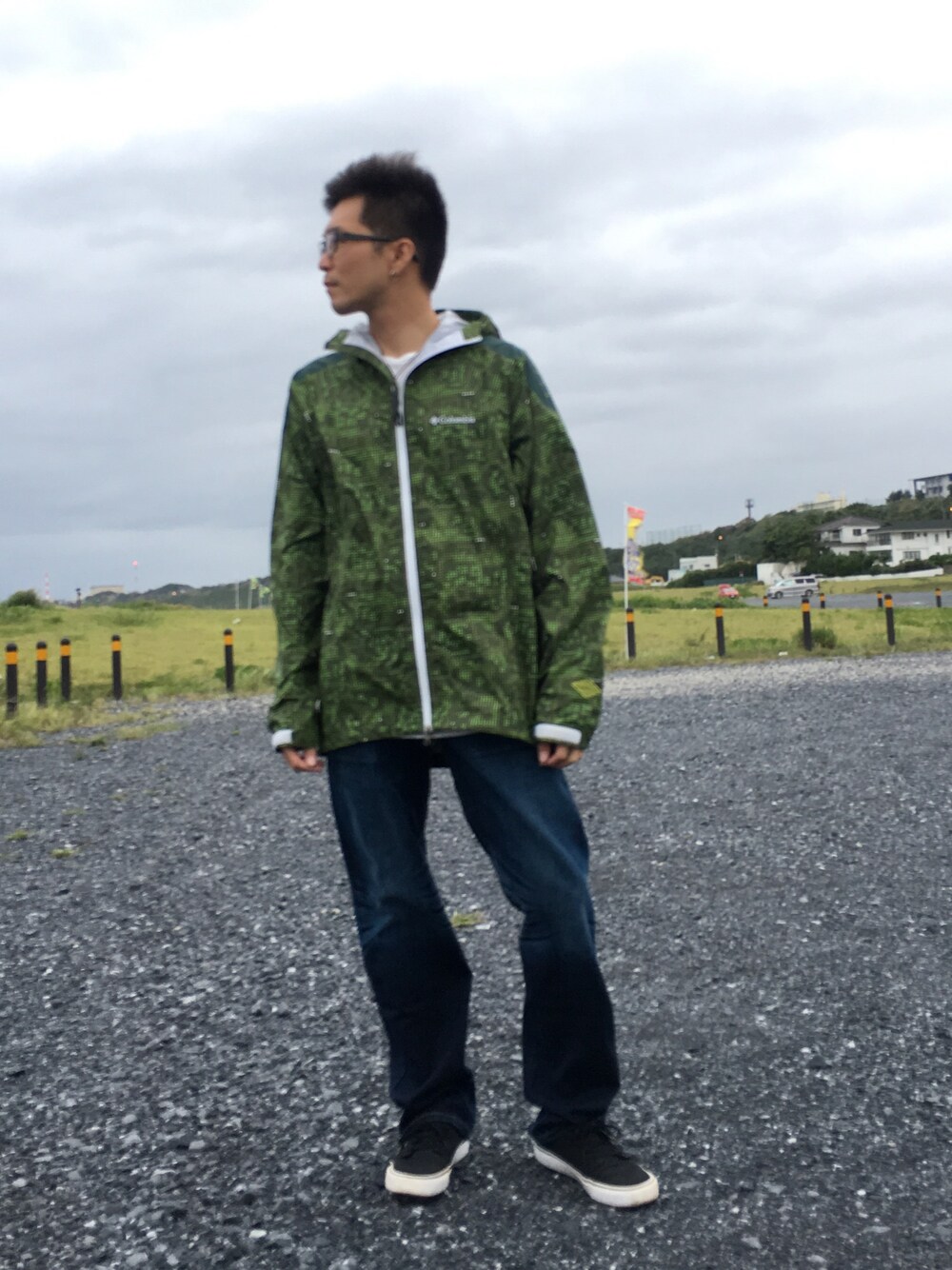 「サーフィン、ナイロンパーカー、Columbia、Levi's、ワイドデニム、スニーカーコーデ、サーフスタイル、相互フォロー、今日のコーデ、秋のコーデ」｜「Columbiaのアイテム（ナイロンジャケット、グリーン系）」を使った、TaKa.K(相互フォロー)さん（メンズ・171cm）の秋コーディネートの1枚目の写真