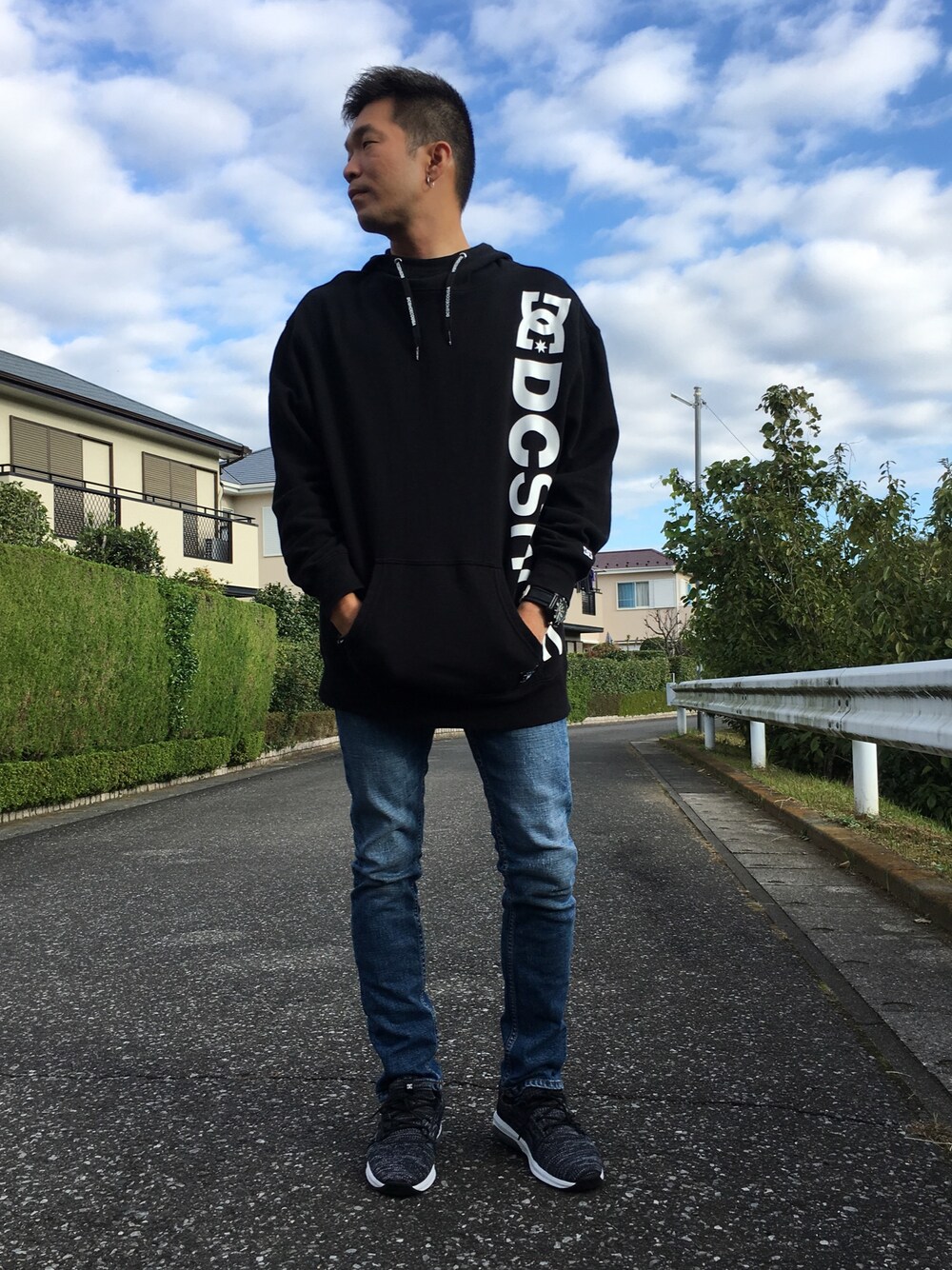 「相互、オーバーサイズ、パーカー、スケータースタイル、デニムパンツ、相互フォロー、スポーツミックス、streetstyle、ストリートMIX、いいね、save、フォローお願いします🤑」｜「DCのアイテム（パーカー、ブラック系）」を使った、TaKa.K(相互フォロー)さん（メンズ・171cm）の秋コーディネートの1枚目の写真