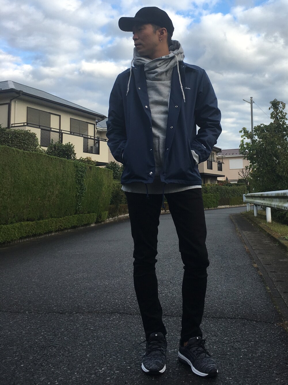 「コーチジャケット、Champion、黒スキニー、黒キャップ、UNIQLO、GU、相互フォロー、グレーパーカー、スポーツミックス、ネイビー」｜「ROSE BUDのアイテム（パーカー、グレー系）」を使った、TaKa.K(相互フォロー)さん（メンズ・171cm）の秋コーディネートの1枚目の写真