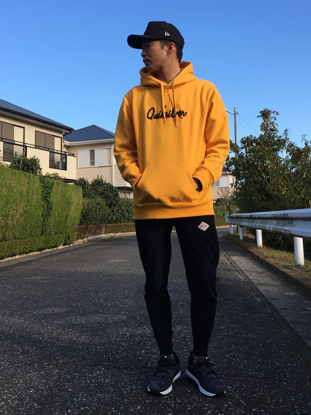 「キャップ、パーカーコーデ、スポーツミックス、サーフスタイル、スウェットパンツ、相互フォロー、ゆるコーデ、ビッグシルエット、黄色、イエローコーデ」｜「Quiksilverのアイテム（パーカー、イエロー系）」を使った、TaKa.K(相互フォロー)さん（メンズ・171cm）の冬コーディネートの1枚目の写真