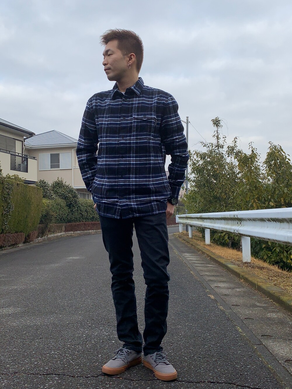 「ネルシャツ、チェックシャツ、黒スキニー、茶髪、スニーカーコーデ、おしゃれさんと繋がりたい、相互フォロー、シャツスタイル、チェック、お気に入りの服でデートに行こう」｜「DCのアイテム（シャツ/ブラウス、ブルー系）」を使った、TaKa.K(相互フォロー)さん（メンズ・171cm）の冬コーディネートの1枚目の写真