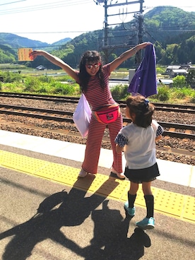 「MARC JACOBS（マークジェイコブス）のアイテム（ボディバッグ/ウエストポーチ）」を使った、KINOKOさん（レディース・155cm）の春コーディネート