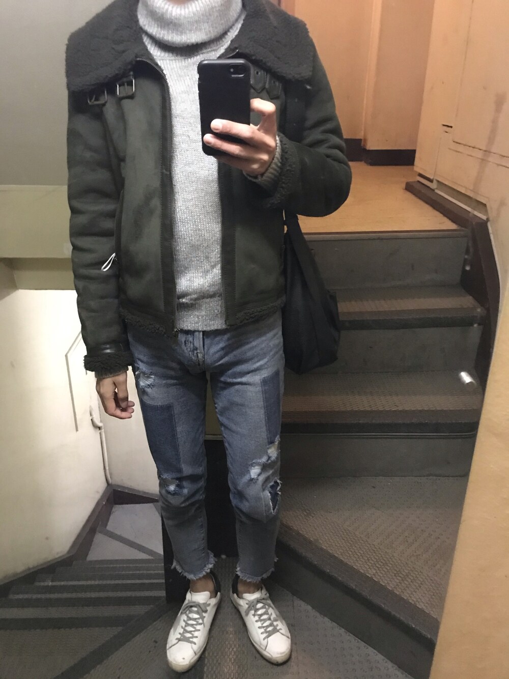 「SPINNSのアイテム（ニット/セーター、グレー系）」を使った、JUNさん（メンズ・167cm）の冬コーディネートの1枚目の写真