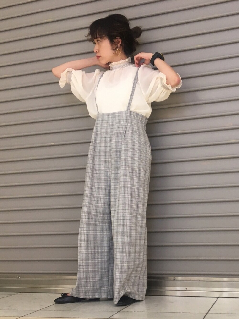 グレー系のその他パンツ、ホワイト系のシャツ/ブラウスを着用したレディースの春コーディネートの1枚目の写真