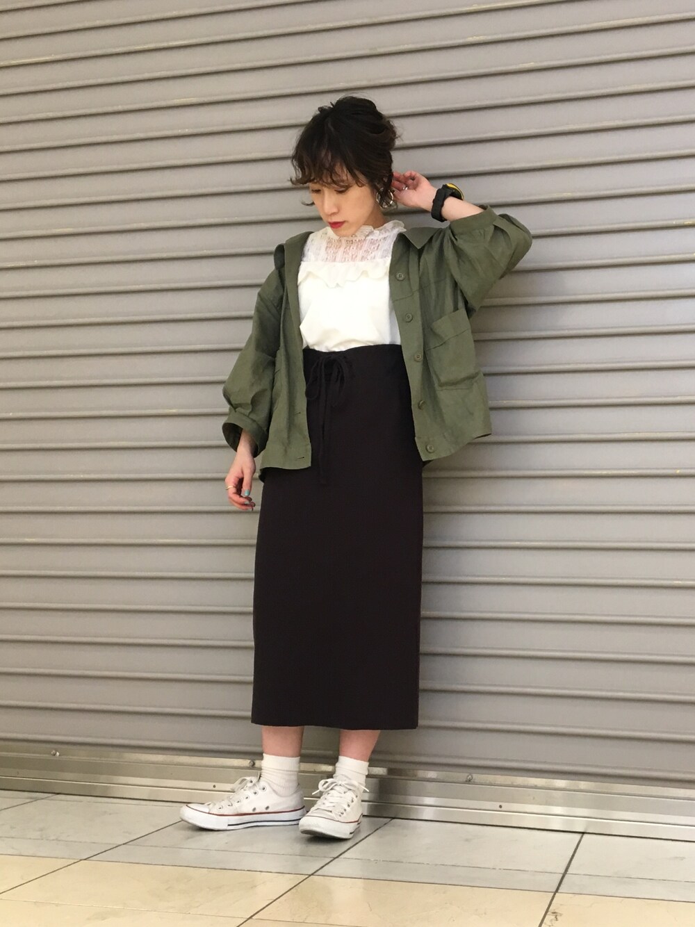 「w closet、ダブルクローゼット、麻羽織り、レースアップ、レースブラウス、タイトスカート、リブタイトスカート」｜「w closetの麻レーヨン後ろレースアップシャツ羽織り（その他アウター、グリーン系）」を使った、イノウエ トモミさん（レディース・148cm）の春コーディネートの1枚目の写真