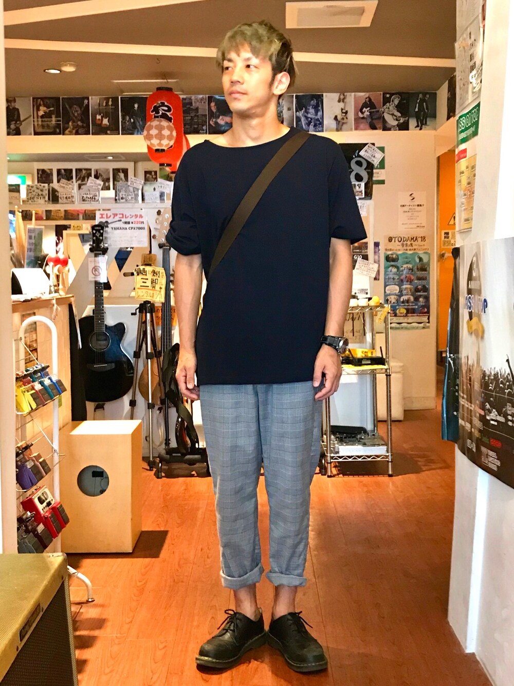 ブルー系のTシャツ/カットソー、グレー系のその他パンツ、ブラック系のブーツを着用したメンズの夏コーディネートの1枚目の写真