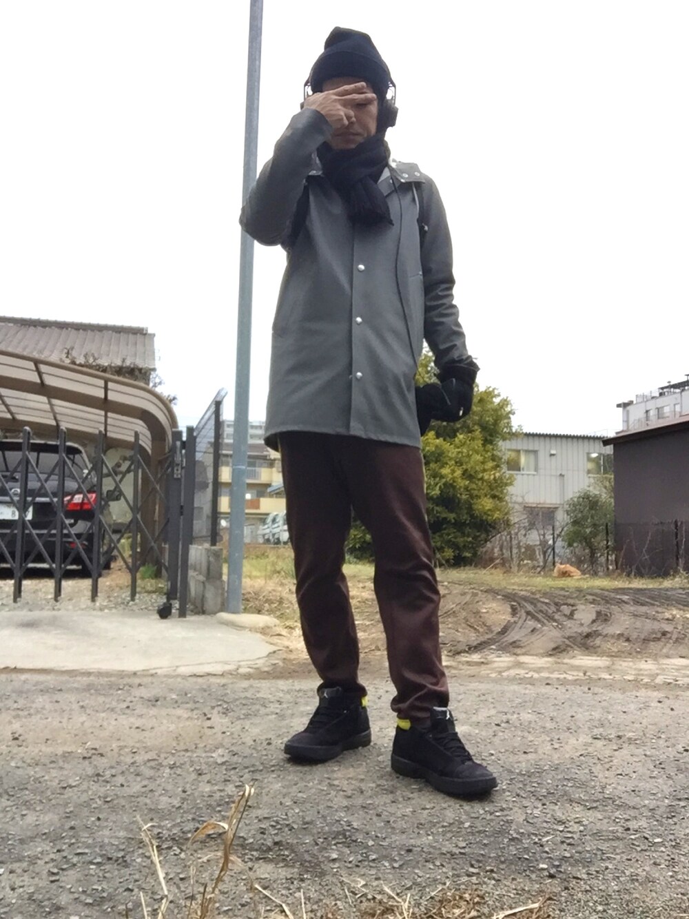 「通勤コーデ、いつもの場所、雨の日コーデ」｜「DIESELの28－PILOR TROUSERS（その他パンツ、ブラック系）」を使った、SsSさん（メンズ・172cm）の春コーディネートの1枚目の写真