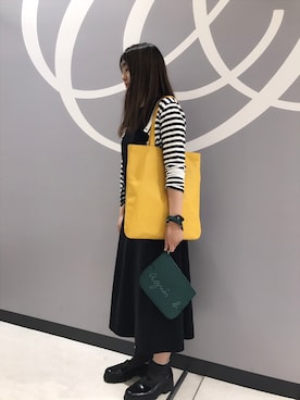 「バッグ2個持ち」｜「アイテム（トートバッグ）」を使った、agnès b.VOYAGE北千住マルイさん（レディース・160cm）の夏コーディネート