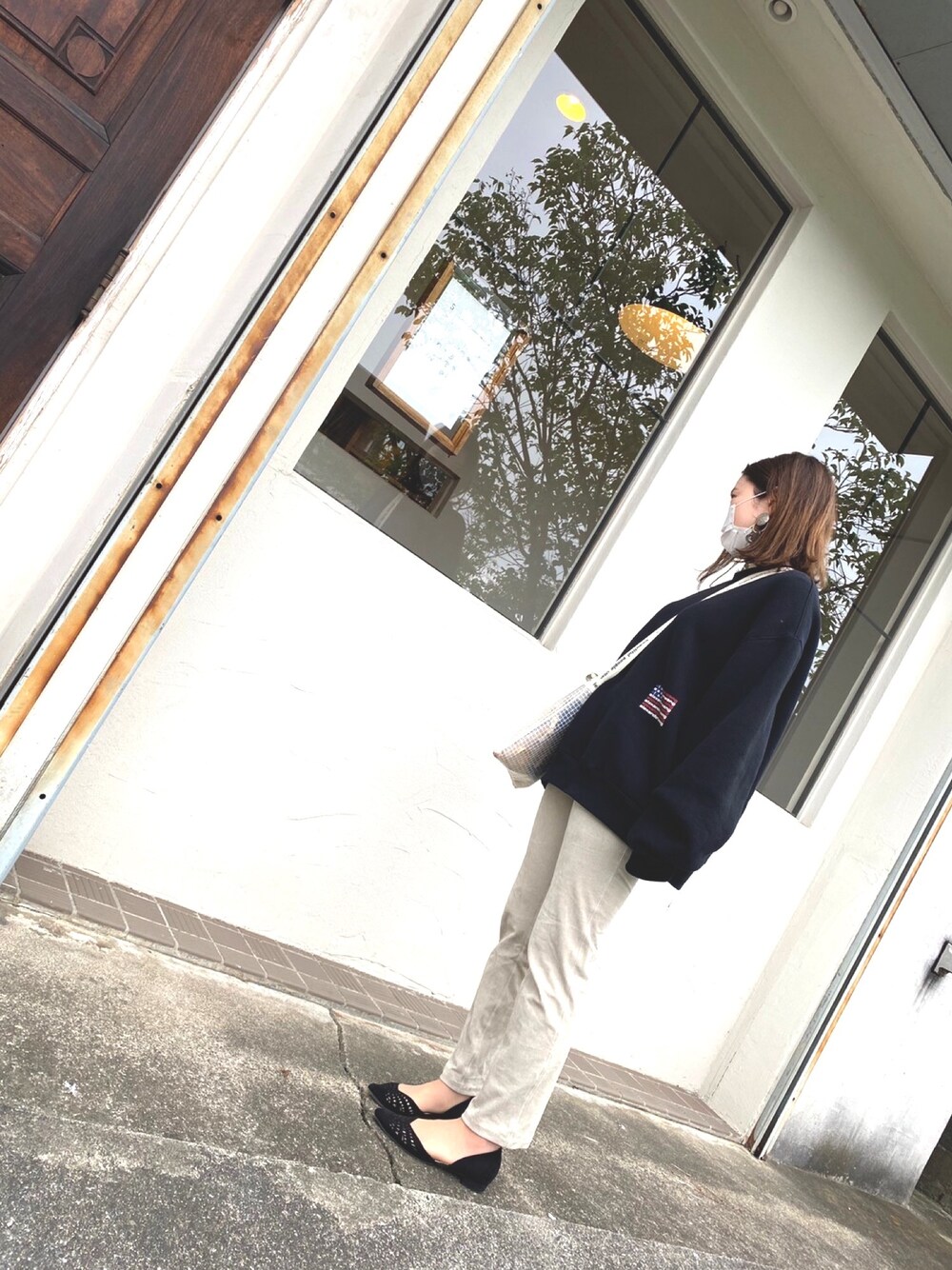 「カジュアルコーデ、シンプルコーデ、大人カジュアル、休日スタイル、ラフ、リラックススタイル、モノトーン、さんぽ、古着、ドライブ」｜「LE TALONのポインテッドカットワークドルセーフラット◆（その他シューズ、ブラック系）」を使った、chiさん（レディース・158cm）の春コーディネートの1枚目の写真